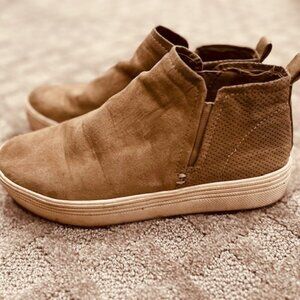 Universal Thread 8 Zip Tennis Shoes